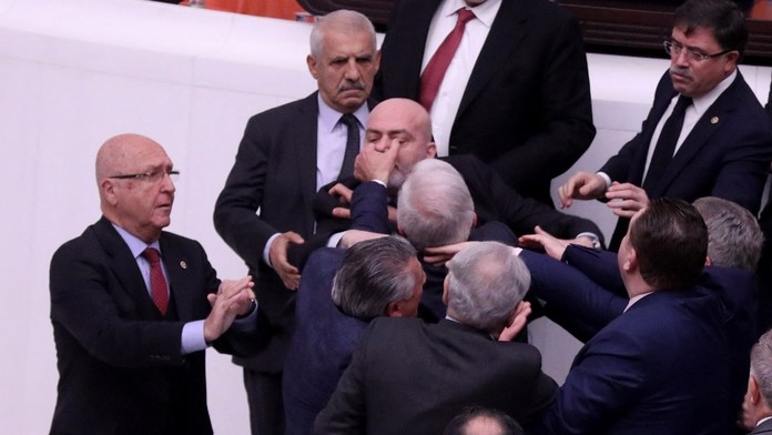 VIDEO: V tureckom parlamente sa strhla hromadná bitka, jeden poslanec je v kritickom stave