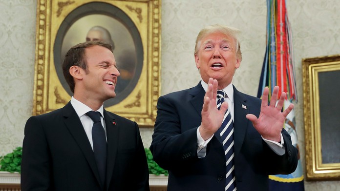 Emmanuel Macron s Donaldom Trumpom v Bielom dome. 