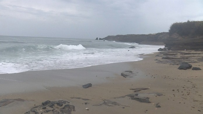 Rozbúrené more pri francúzskom pobreží.