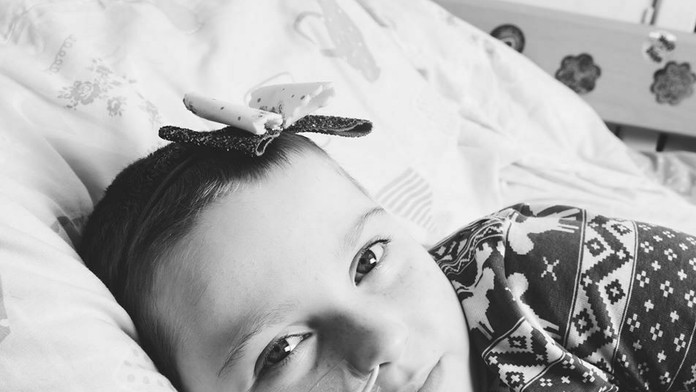 Policajti vstupujú do budovy, kde sídli aj Národná diaľničná spoločnosť (NDS).