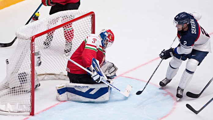 Andrej Sekera strieľa tretí náš gól počas nášho úvodného duelu na MS v Rusku proti Maďarsku.