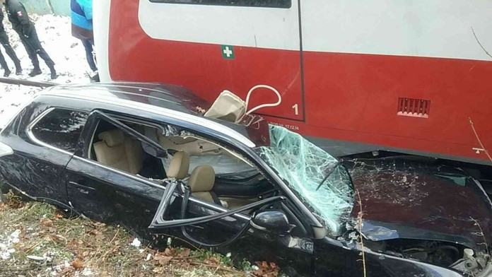 Zrážka vlaku s autom.