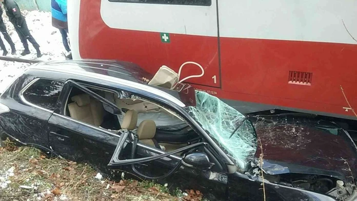 Zrážka vlaku s autom.