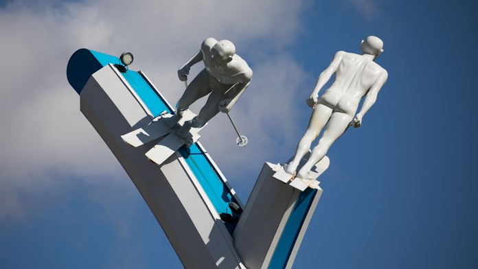 Nemecký lyžiar Josef Ferstl (uprostred) zvíťazil v superobrovskom slalome SP v talianskej Val Gardene.