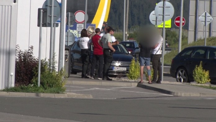 Kriminalistom musel odpovedať na otázky. 