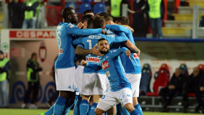 Boris Katchouk (vľavo) z Kanady v súboji s Američanom Scottom Perunovichom na MS 20.