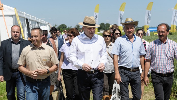 Predseda vlády SR Robert Fico počas návštevy výstavy v Dvoroch nad Žitavou 2016.