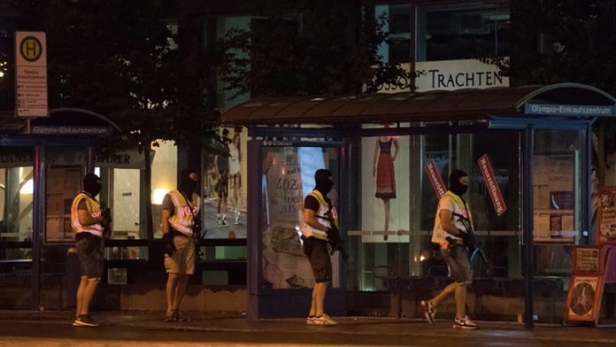 Polícia hľadá troch páchateľov.