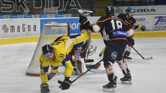 Kapitán ŠHK 37 Piešťany Richard Filip a Radek Deyl (HC Košice).