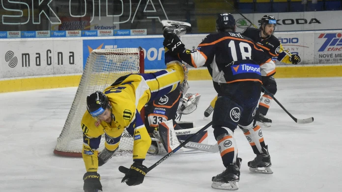 Kapitán ŠHK 37 Piešťany Richard Filip a Radek Deyl (HC Košice).