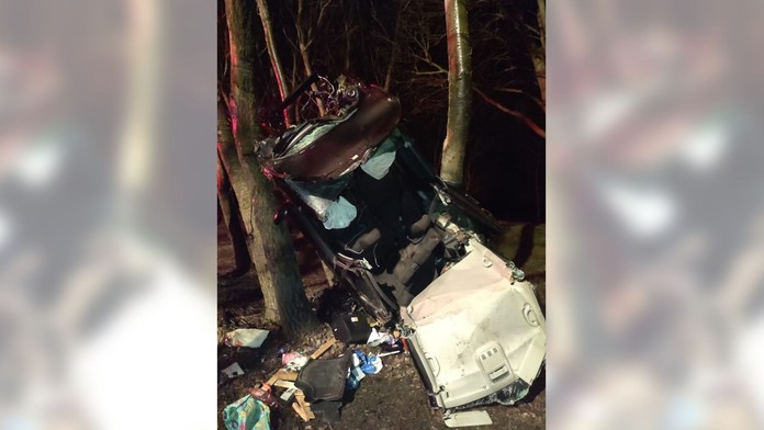 Spolujazdkyňa prišla o život. Opitého vodiča previezli so zraneniami do nemocnice