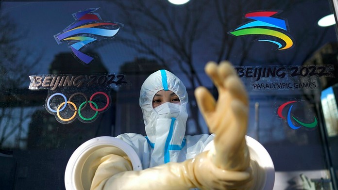 Pracovník sa v dejisku ZOH pripravuje na testovanie na covid.