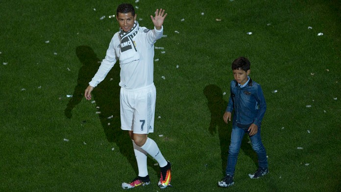 Cristiano Ronaldo so svojím synom  Cristianom Ronaldom Jr. oslavuje víťaza Ligy majstrov