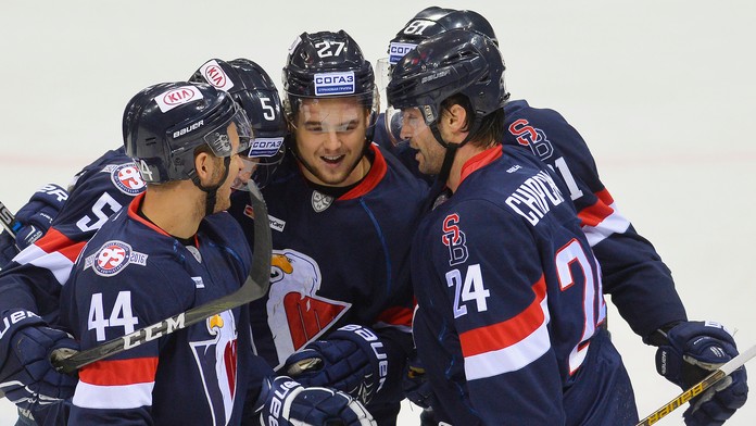 Slovanisti Mislav Rosandič, Patrik Bačík, Tomáš Zigo, Tomáš Kubalík a Kyle Chipchura (zľava) sa tešia po strelení úvodného gólu 