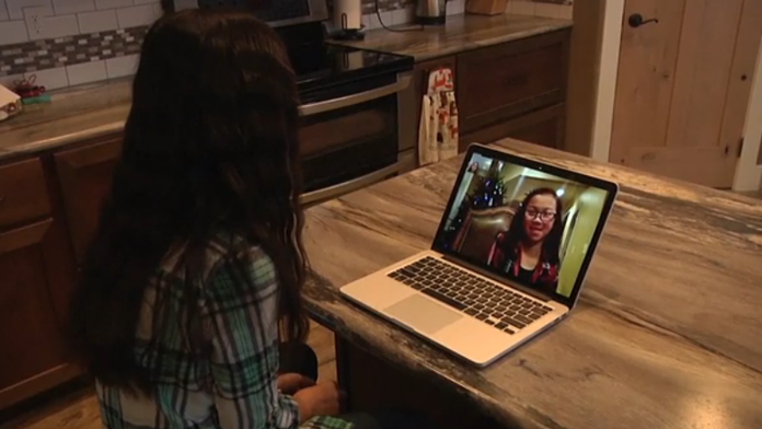 Dievčatá sa od seba nevedia odtrhnúť.