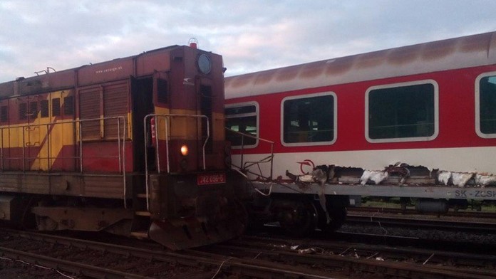 Zrazený rušeň s nočným vlakom v Plešivci.