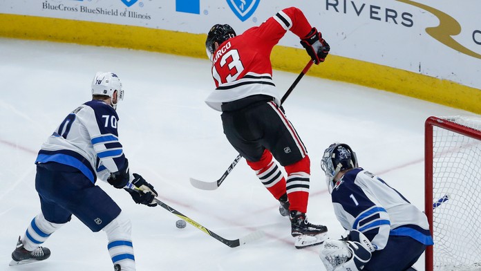 Tomáš Jurčo sa snaží skórovať proti Winnipegu.