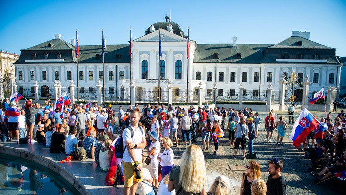 Protest pred Prezidentským palácom v Bratislave