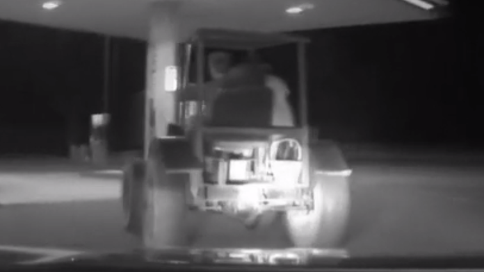 Polícia naháňala malotraktor.