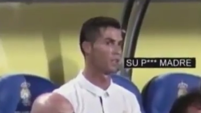 Nahnevaný Cristiano Ronaldo na lavičke Realu Madrid.