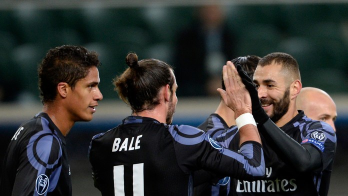 Karim Benzema (vpravo) z Realu Madrid oslavuje gól Garetha Bala (v strede) v dueli LM proti Legii Varšava.