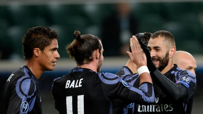 Karim Benzema (vpravo) z Realu Madrid oslavuje gól Garetha Bala (v strede) v dueli LM proti Legii Varšava.
