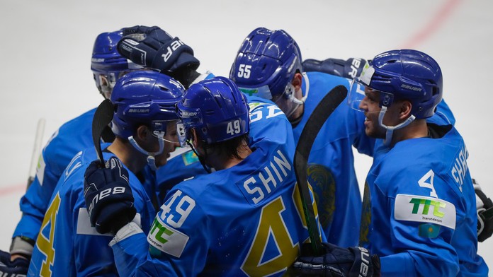 Hráči Kazachstanu oslavujú gól proti Nemecku na MS 2021.