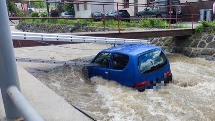Babička uviazla s autom v potoku.