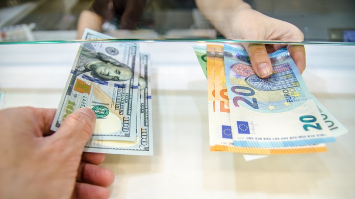 Nový dôsledok zvyšujúcich sa úrokových sadzieb: Euro oslabilo oproti doláru na 20-ročné minimum