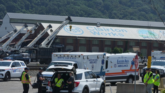 Príslušníci záchranných zložiek zasahujú po výbuchu, ku ktorému došlo v koksárni v oceliarskom závode spoločnosti U.S. Steel v Clairtone.