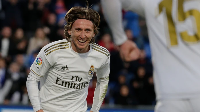 Luka Modrič z Realu Madrid oslavuje gól v dueli na pôde Getafe.