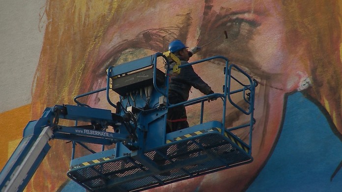 Tréner Realu Madrid Zinedine Zidane sleduje dianie na ihrisku počas zápasu proti Donecku.jpg