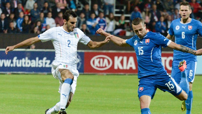 Adam Zreľák zo Slovenska (vpravo) strieľa gól v zápase play off o postup na finálový turnaj ME 2015 hráčov do 21 rokov vo futbal