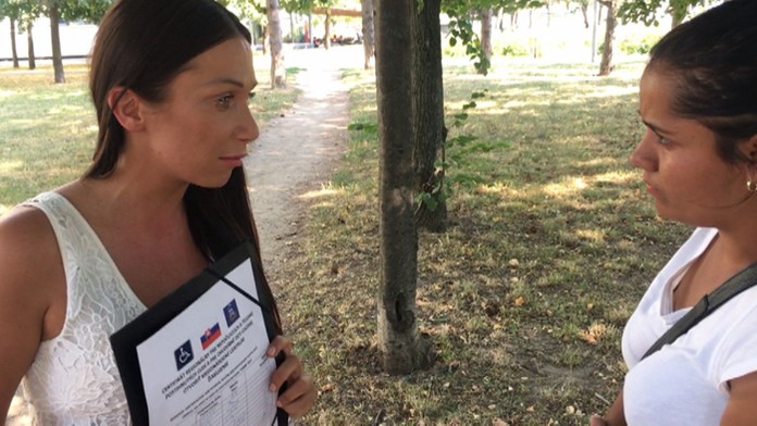 Reportérka magazínu Reflex Kristína Kövešová s podvodníčkou.