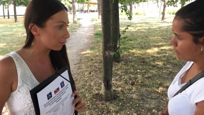 Reportérka magazínu Reflex Kristína Kövešová s podvodníčkou.