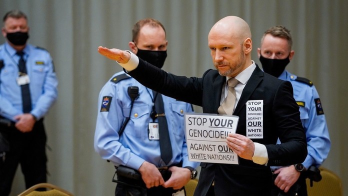 Breivik (42), ktorý si odpykáva trest za zabitie 77 ľudí v júli 2011, počas pojednávania prezentoval svoje krajine pravicové náz