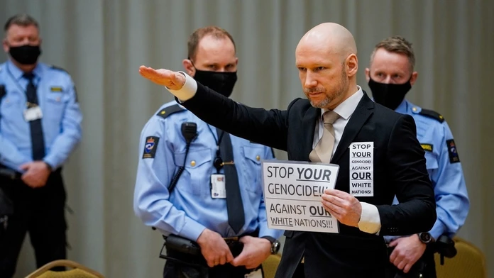 Breivik (42), ktorý si odpykáva trest za zabitie 77 ľudí v júli 2011, počas pojednávania prezentoval svoje krajine pravicové náz
