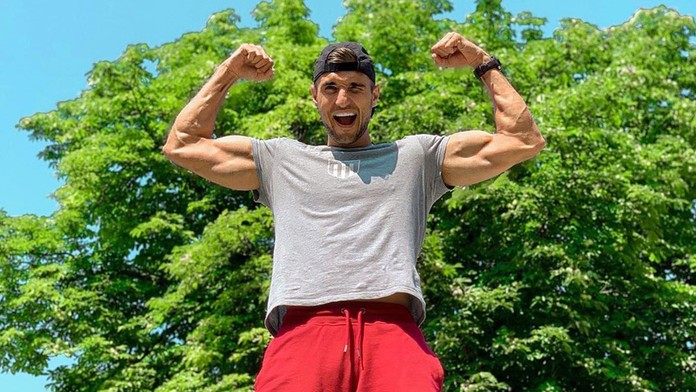 U zubára nikdy nebol. Zuby si trhá sám stavbárskymi kliešťami