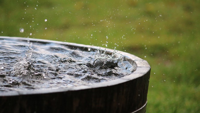 Vedci upozorňujú, že dažďová voda už nie je pitná nikde na svete. Varujú pred PFAS