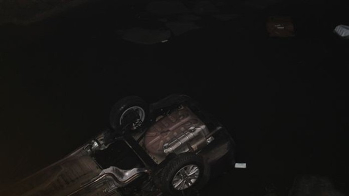 Auto spadlo do kanála.