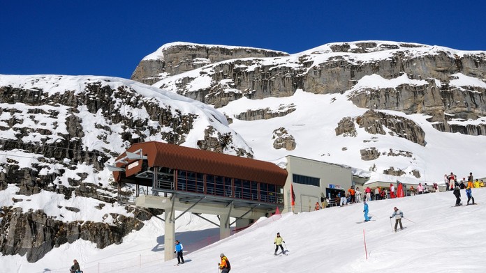 Silvestrovská oslava sa skončila tragicky. Explózia v lyžiarskom stredisku si vyžiadala niekoľko obetí