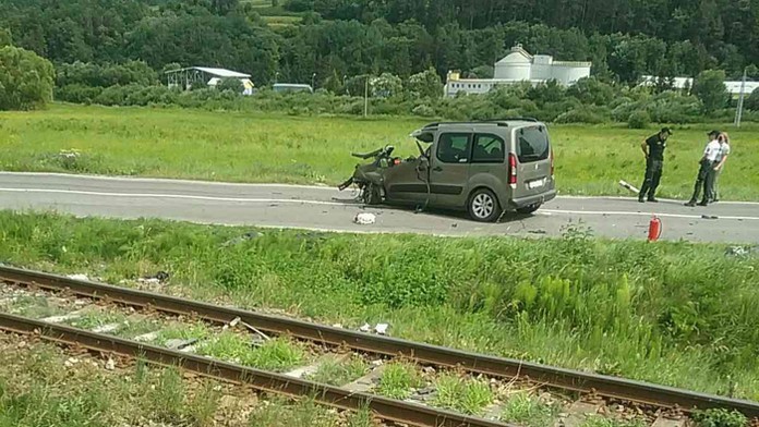 Auto po nehode v meste Spišská Belá, časť Strážky.