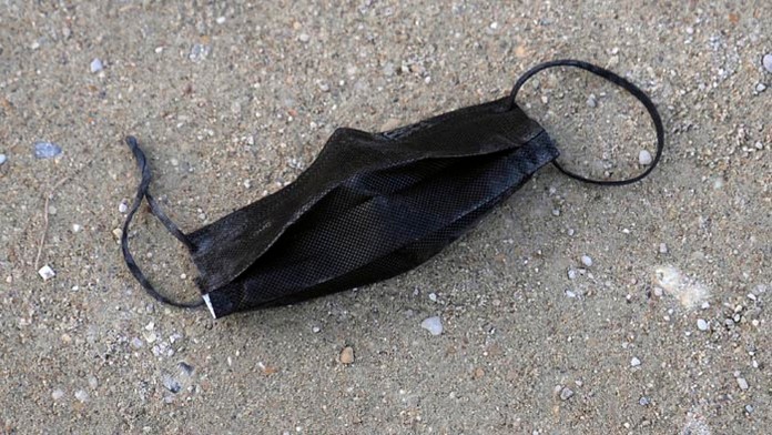 Použité špinavé rúško je odhodené na zemi Tuilerijských záhrad v Paríži.