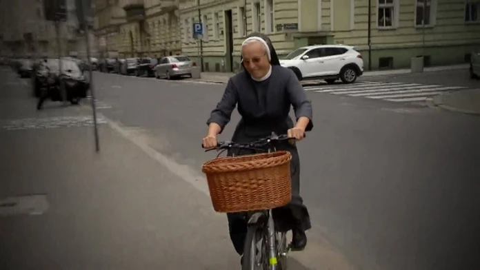 Mníška cyklistka.