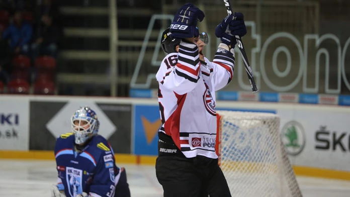 Ondřej Mikula (Banská Bystrica) sa teší z gólu proti HC Nitra.