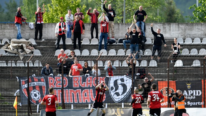 Radosť hráčov Trnavy po góle v sieti Trenčína.