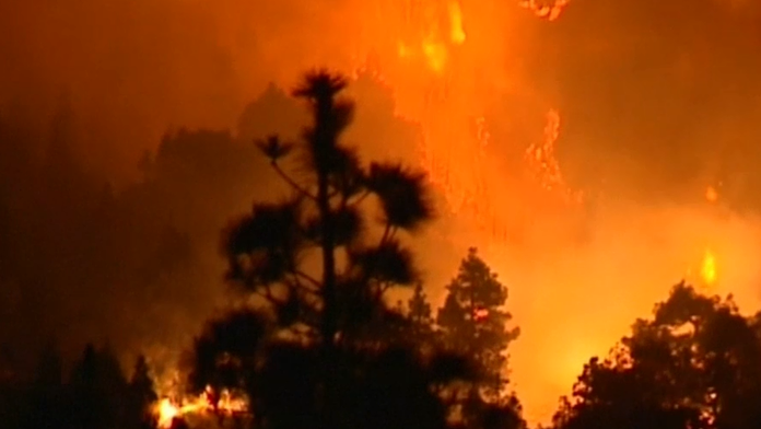 Horia tisíce hektárov lesa.