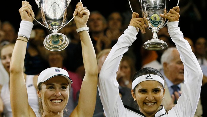  Švajčiarsko-indická dvojica Martina Hingisová, Sania Mirzaová vyhrala ženskú dvojhru Wimbledone.