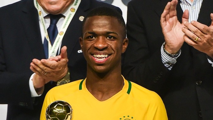 Vinicius Junior s trofejou pre najlepšieho hráča Majstrvostiev Južnej Ameriky do 17 rokov.