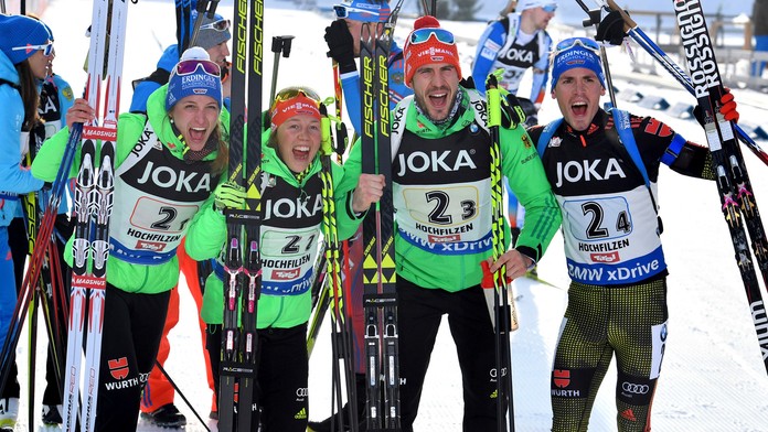 Nemecké biatlonové kvarteto po triumfe v zmiešanej štafete na MS v Hochfilzene; zľava: Hinzová, Dahlmeierová, Peiffer a Schempp.
